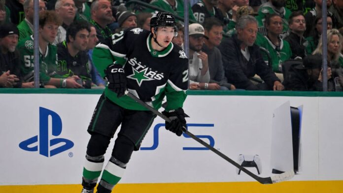 jason-robertson-dallas-stars-trade-rumors-arbitration Jason Robertson skating for the Dallas Stars as NHL trade rumors grow ahead of his salary arbitration case