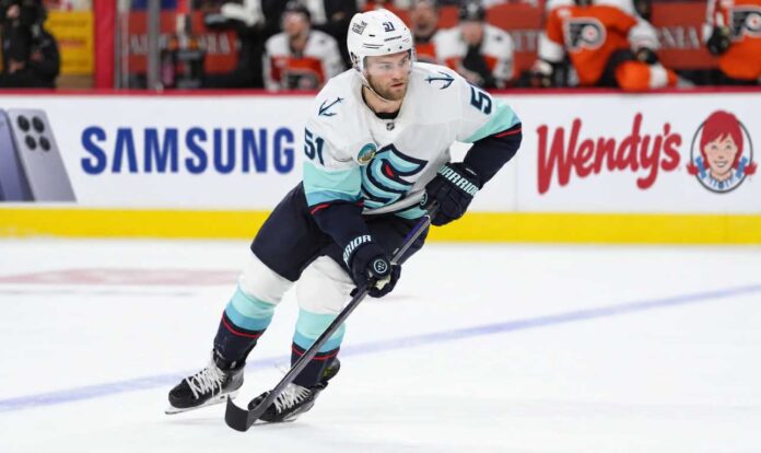 shane-wright-seattle-kraken-trade-rumors Seattle Kraken forward controls the puck during NHL action as Shane Wright trade rumors continue to generate buzz around Seattle